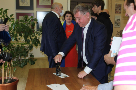 Конверты к юбилею Сергея Орлова погасили заместитель губернатора области и внук поэта